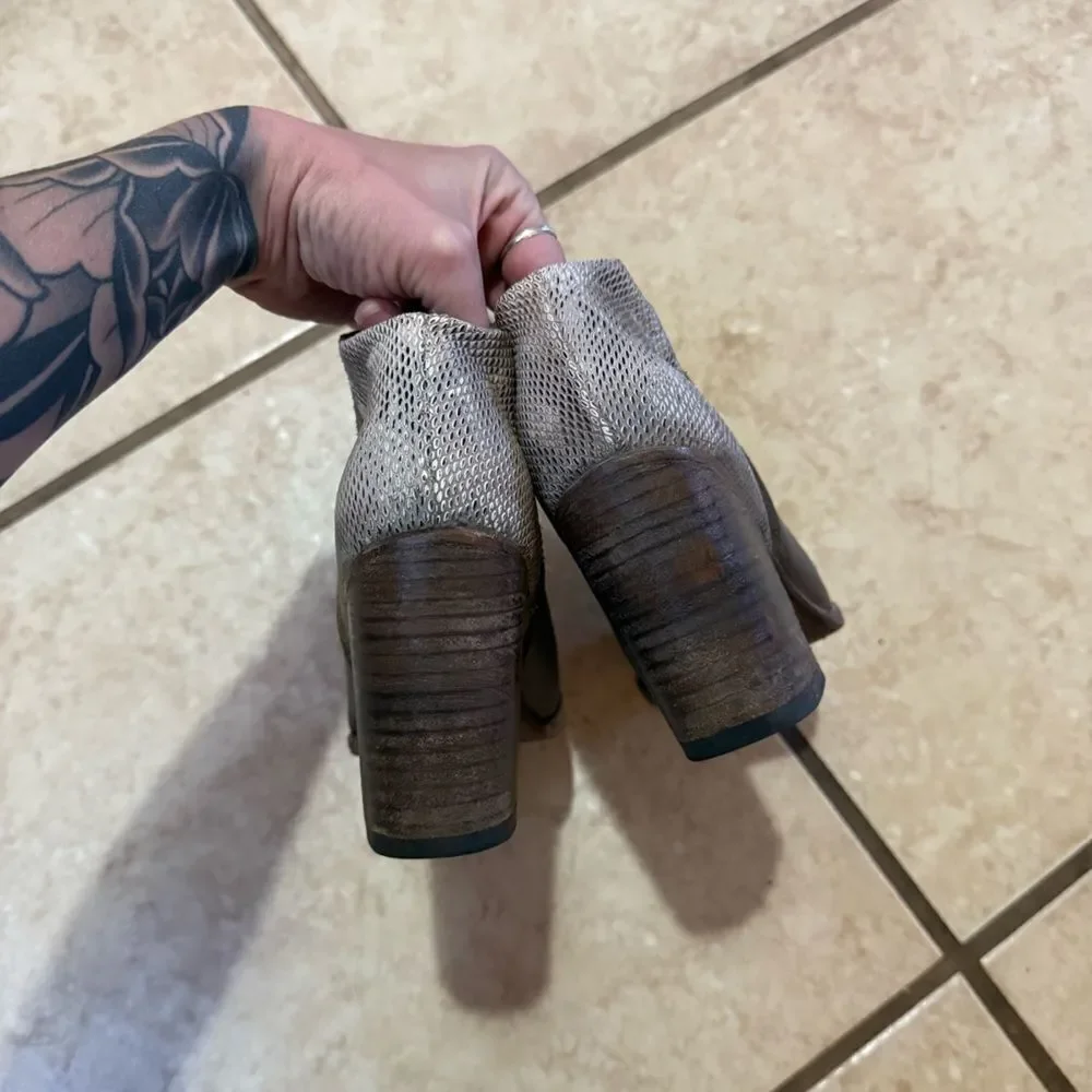 Freebird Darius heeled booties size 5